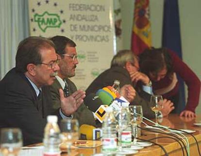 José Moratalla, en primer término, durante la reunión de la FAMP.