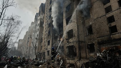 Incendio en un edificio de apartamentos de Kiev como consecuencia del ataque ruso del día 2, una de las ofensivas con misiles y drones más duras sobre la capital.