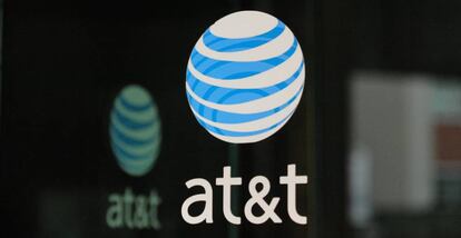 Logotipo de AT&T en un edificio de la compañía en Nueva York (EE UU).