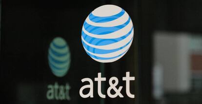 Logotipo de AT&amp;T en un edificio de la compa&ntilde;&iacute;a en Nueva York (EE UU).