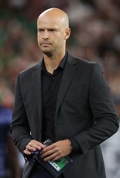 El entrenador Gabriel Calderón durante la primera mitad del partido del Grupo B de la Copa de Oro de la Concacaf contra México en el State Farm Stadium el 29 de junio de 2023.