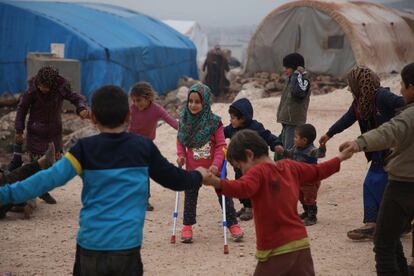 La niña participa en juegos con sus amigos del campo de Serjilla.
