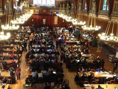 Los estudiantes evacuados se han refugiado en el Annenberg Hall de la universidad de Harvard.