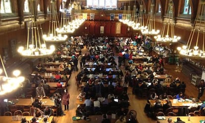 Os estudantes evacuados refugiaram-se no Annenberg Hall da universidade de Harvard.