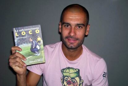 Guardiola, con la biografía de Marcelo Bielsa, en 2006.