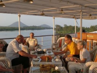 La hora del té en la cubierta del crucero L'Amant, en el delta del Mekong (Vietnam).