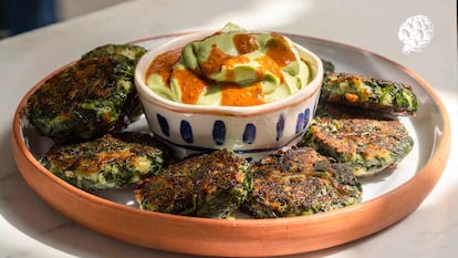 Tortitas de espinaca y queso, el plato para comer verduras sin enterarse 