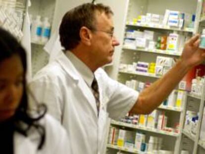 Según las entidades denunciantes, los 34 laboratorios analizados produjeron aumentos de entre un 15 % y un 50 % en 5.000 medicamentos entre el 20 de enero y el 1 de febrero. EFE/Archivo