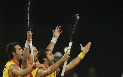 Eduard Tabau (d), David Alegre y Francisco Fábregas celebran la victoria sobre Australia en la semifinal de hockey hierba