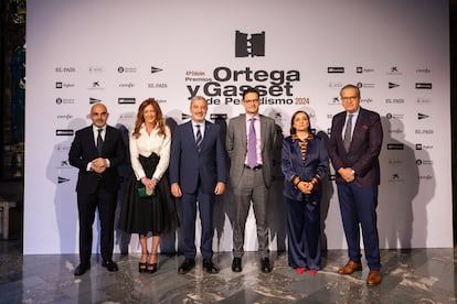 Desde la izquierda, el presidente de PRISA Media, Carlos Núñez; la vicepresidenta y directora financiera de PRISA, Pilar Gil; el alcalde de Barcelona, Jaume Collboni; el presidente del Grupo PRISA, Joseph Oughourlian, la directora de EL PAÍS, Pepa Bueno, y el vicepresidente de PRISA, Fernando Carrillo.