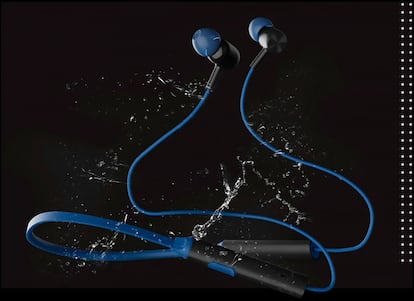 Redmi Sonicbass 2 Wireless Earphones junto con agua