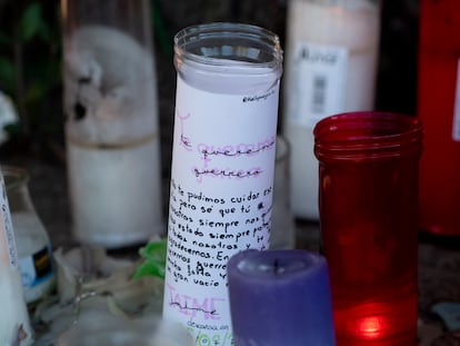 Una vela blanca con el nombre de Jaime Guerrero en el Bulevar de la Naturaleza en Vallecas, unos días después de su asesinato en Atocha.