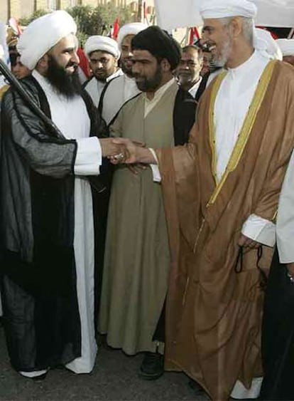 Un clérigo chií (izquierda) saluda a otro suní durante la marcha de ayer en Nayaf.