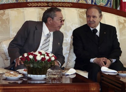 El presidente cubano conversa con su homólogo Buteflika el domingo en Argel.