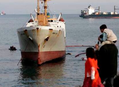 El <i>Sierra Nava</i> (en primer plano), encallado frente a la costa de Algeciras.