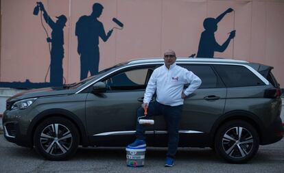 Raúl Legazpi posa ante el Peugeot 5007 que tiene alquilado.