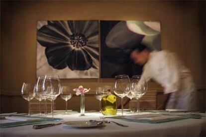 Comedor de El Rodat, en Jávea, con interiorismo de Begoña Rocher. Abajo, merluza pequeña cocida a Gastrovac.