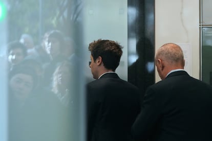 Sam Altman, de espaldas, a su llegada a la corte de Oakland, California, el 29 de abril de 2026.