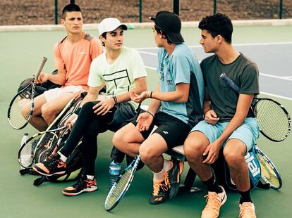 Cuatro alumnos de la Rafa Nadal Academy, en el descanso de un entrenamiento.