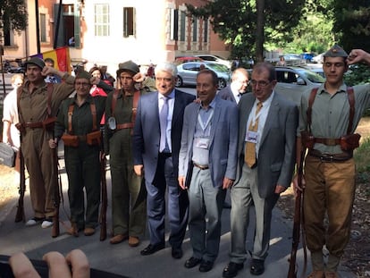 Participantes de las jornadas con miembros de un grupo de reconstrucción histórica, ayer.