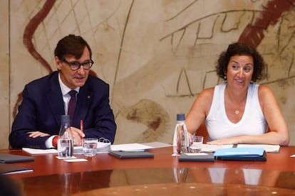 El 'president'  Salvador Illa (i), acompañado de la titular de Economía, Alicia Romero (d), este martes, en el Consell Executiu.
