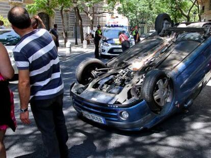 El coche siniestrado, volcado ayer en la calle del Poeta Querol de Valencia.