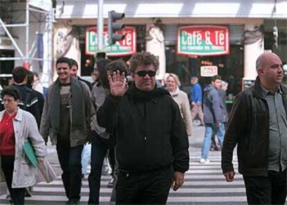 Pedro Almodóvar y su hermano Agustín, cruzando ayer la Gran Vía de Madrid.