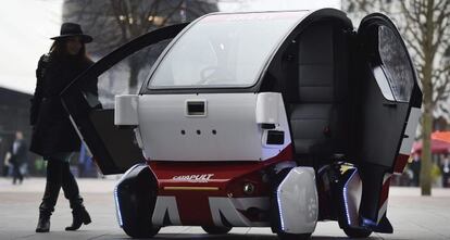 Una mujer observa el veh&iacute;culo aut&oacute;nomo Lutz Pathfinder durante su presentaci&oacute;n en Londres, Reino Unido, hoy, 11 de febrero de 2015.