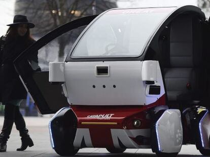 Una mujer observa el veh&iacute;culo aut&oacute;nomo Lutz Pathfinder durante su presentaci&oacute;n en Londres, Reino Unido, hoy, 11 de febrero de 2015.