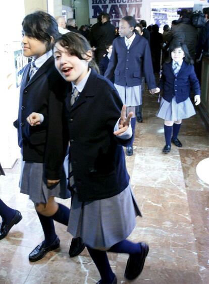 Algunas de las niñas del Colegio de San Ildefonso, a su llegada al madrileño salón de actos de Loterías y Apuestas del Estado