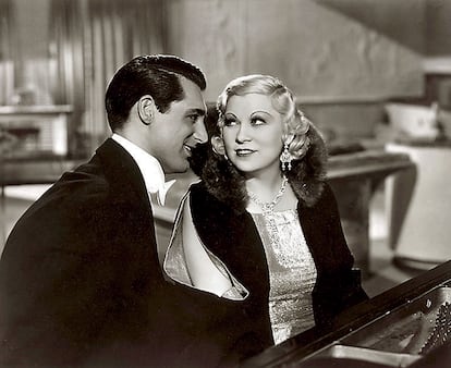 Mae West con Cary Grant en un fotograma de la película, adaptación de la exitosa producción de Broadway de 1938, ‘Diamond’.