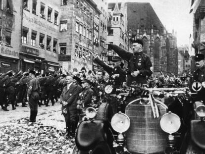 Adolf Hitler desfila en 1927 por la ciudad de Núremberg, en Baviera, durante la conferencia del partido Nacional Socialista de Alemania.