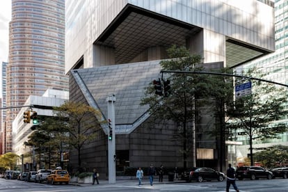 Em primeiro plano, a Igreja luterana de São Pedro, dos arquitetos Hugh Stubbins e W. Easley Hamner. Sobre ela, o edifício do Citigroup, apoiado sobre um elemento central e quatro pilares no centro das faces do prisma.