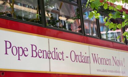 Los autobuses de Londres, que ya han lucido mensajes controvertidos sobre religión, recibirán al Papa pidiendo que ordene a mujeres.