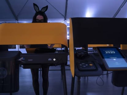 Una  ciudadana de California disfrazada vota en la noche de Halloween. Algunos estasdops y condados han permitido el voto anticipado este fin de semana.