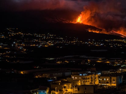 A erupção vulcânica no monte Cumbre Vieja, em La Palma, vista da localidade de Los Llanos, nesta terça-feira. Em vídeo, imagens da lava na noite de segunda-feira.