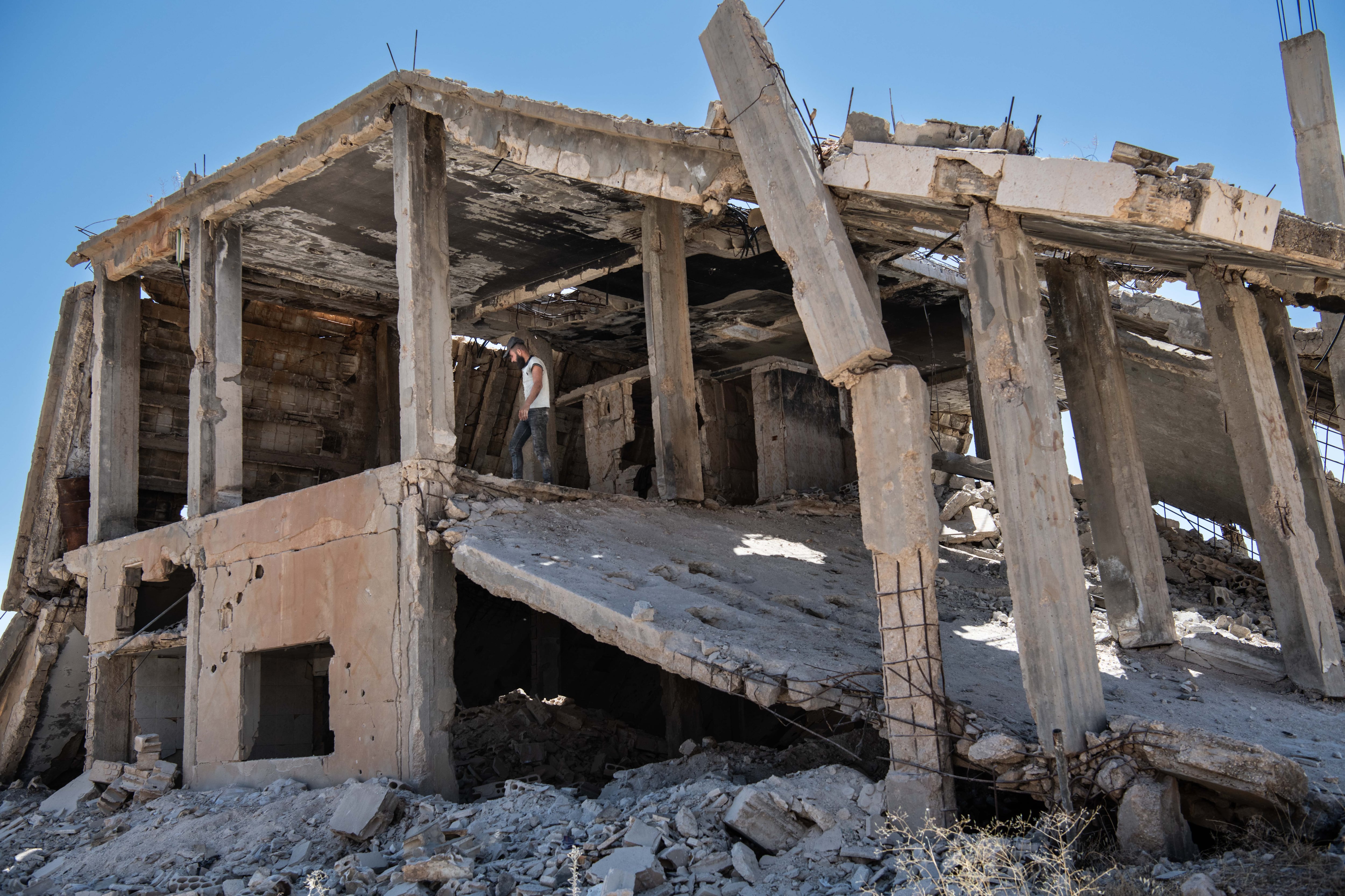 Los vecinos de la familia Al Nassa han retornado al poblado de Al Hamamiyat y plantado su tienda junto a su casa derruida por la guerra, que empiezan a limpiar de escombros, en la provincia de Hama, el 28 de julio.