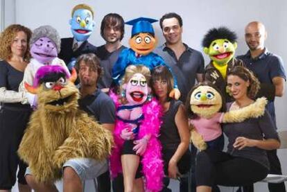 Una imagen con los personajes del musical <i>Avenue Q</i>.