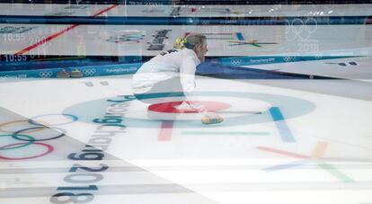 Múltiple exposición de la noruega Kristin Skaslien durante la prueba mixta por parejas de Curling, el 12 de febrero de 2018.