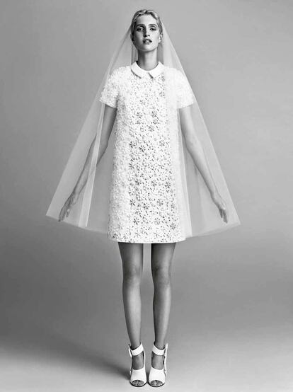 Para novias que prefieren ir de corto. Es de Viktor & Rolf.