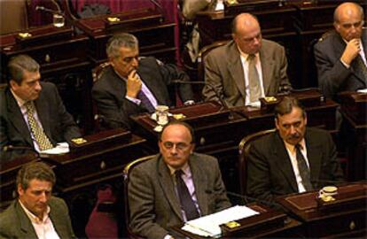 El bloque de senadores radicales escucha uno de los discursos ante el Senado argentino, que aprobó hoy globalmente el proyecto de ley para logra el déficit cero