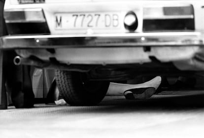 El cuerpo de Carme Tagle, fiscal de la Audiencia Nacional encargada de delitos de terrorismo, junto a su coche tras ser asesinada por ETA, en Madrid, el 12 de septiembre de 1989.
