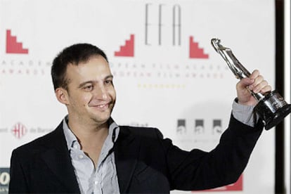 Alejandro Amenábar recoge el premio como mejor director europeo.