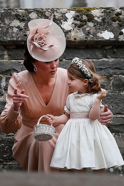 Consciente de la influencia de las firmas españolas en la moda infantil, Pippa Middleton también eligió una firma patria para vestir a sus pajes (Charlotte incluida) el día de su boda. Pepa & Co diseñó varios trajes especialmente para la ocasión .