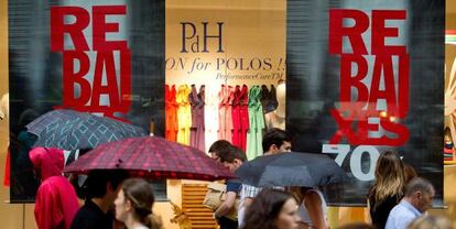 Los comercios catalanes arrancan la campa&ntilde;a de rebajas de verano con lluvia y mal tiempo