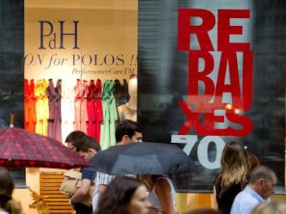 Los comercios catalanes arrancan la campa&ntilde;a de rebajas de verano con lluvia y mal tiempo