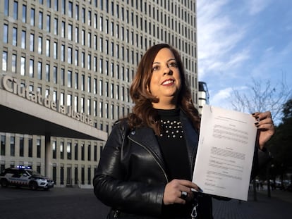 Sílvia Torres, con el contrato de alquiler de su piso de Granollers gestionado por Azora, antes del juicio que pide la nulidad de diez cláusulas.