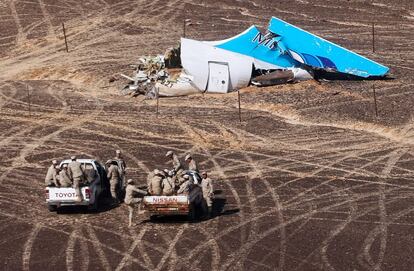 Ejército egipcio cerca de la cola de los restos del avión accidentado en Hassana (Egipto).
