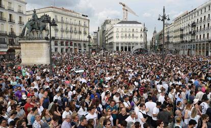 Centenares de aficionados esperan la llegada de los jugadores del Real Madrid a la Puerta del Sol.