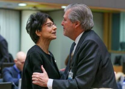 El ministro Méndez de Vigo (d), saluda a la comisaria europea Marianne Thyssen (i), en una reunión en Bruselas este jueves.